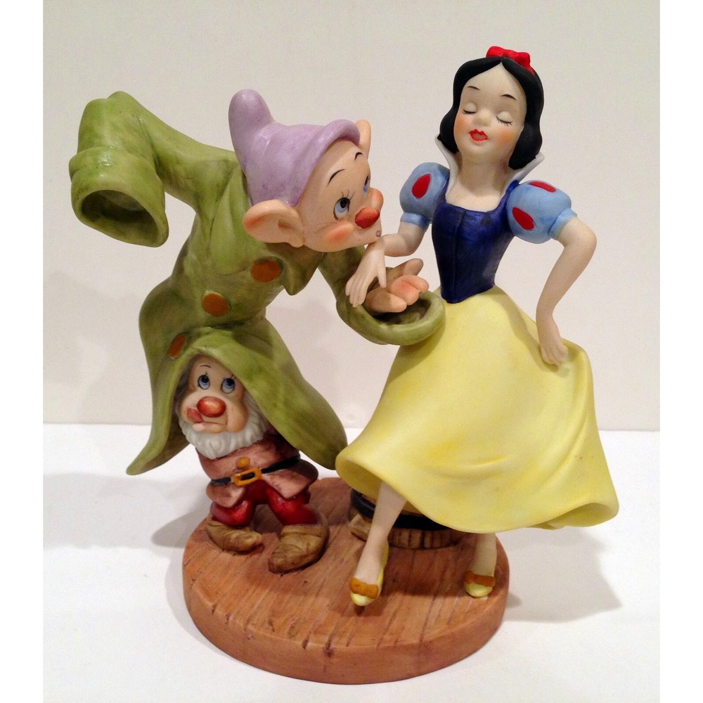 Snow White Dopey Disney Collection Magic Memories Porcelain Figurine 2109/15000